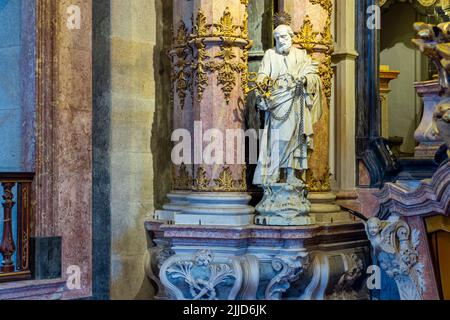 Innenansicht von Igreja dos Clerigos eine barocke Kirche aus dem 18.. Jahrhundert, die von Nicolau Nasoni im Zentrum von Porto, einer bedeutenden Stadt Portugals, entworfen wurde. Stockfoto