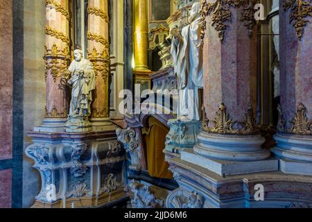 Innenansicht von Igreja dos Clerigos eine barocke Kirche aus dem 18.. Jahrhundert, die von Nicolau Nasoni im Zentrum von Porto, einer bedeutenden Stadt Portugals, entworfen wurde. Stockfoto