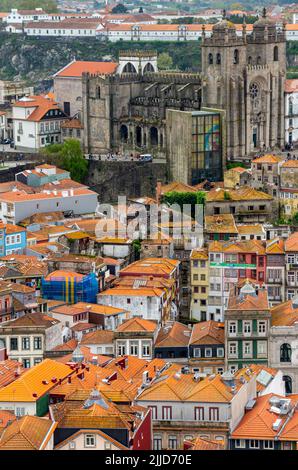 Blick über die Dächer auf Gebäude im Zentrum von Porto, einer bedeutenden Stadt im Norden Portugals. Stockfoto