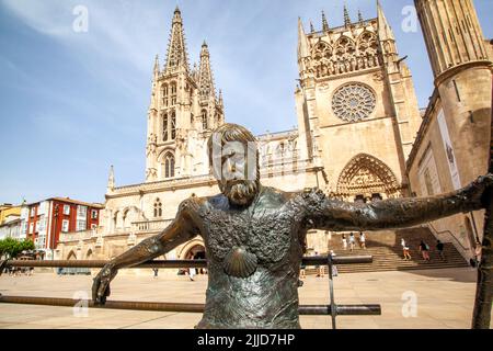 Bronzestatue eines Pilgers auf der plaza Maria vor der Kathedrale Santa Maria in der spanischen Stadt Burgos Spanien Stockfoto