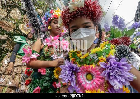 Bogor, Indonesien. 24.. Juli 2022. Eine Frau im Naturkleid aus Blättern, Blumen und Wurzeln nimmt am 24. Juli 2022 an einer Naturmodeparade 'Zurück zur Kulturerhaltung der Natur' in Bogor, West Java, Indonesien Teil. (Foto von Andi M Ridwan/INA Photo Agency/Sipa USA) Quelle: SIPA USA/Alamy Live News Stockfoto