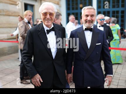 Bayreuth, Deutschland. 25.. Juli 2022. Herzog Franz von Bayern (l.) und Thomas Greinwald während der Pause zur Eröffnung der Bayreuther Richard-Wagner-Festspiele im Festspielhaus auf dem Grünen Hügel. Das Festival beginnt in diesem Jahr mit einer Neuproduktion von 'Tristan und Isolde. Quelle: Daniel Karmann/dpa/Alamy Live News Stockfoto