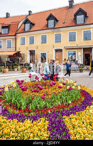 Blumenschmuck auf dem Großen Platz (Stora Torget) in der mittelalterlichen Stadt Visby auf der Insel Gotland in der Ostsee vor Schweden Stockfoto