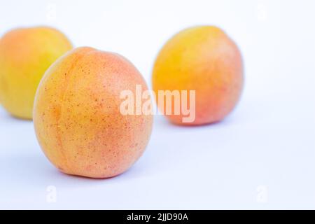Aprikosenfrüchte isoliert auf weißem Hintergrund. Stockfoto