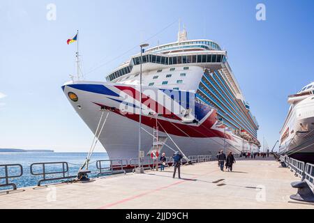 Kreuzschiffe dockten in Visby auf der Insel Gotland in der Ostsee vor Schweden an - P&O 'Britannia' und Botschafter 'Ambience' Stockfoto