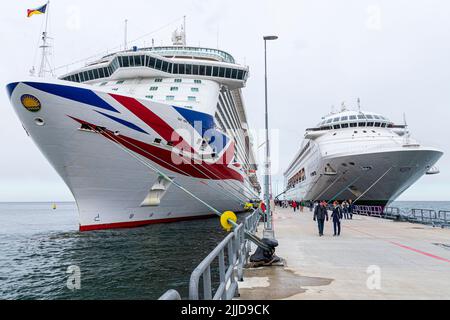 Kreuzschiffe dockten in Visby auf der Insel Gotland in der Ostsee vor Schweden an - P&O 'Britannia' und Botschafter 'Ambience' Stockfoto