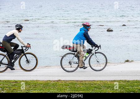 Sonntagmorgen Radfahrer an der Küste von Visby auf der Insel Gotland in der Ostsee vor Schweden Stockfoto