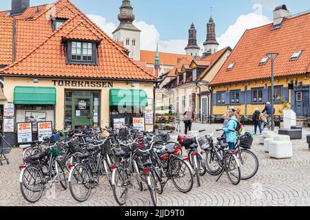 Geschäfte und Fahrräder auf dem Großen Platz (Stora Torget) in der mittelalterlichen Stadt Visby auf der Insel Gotland in der Ostsee vor Schweden Stockfoto