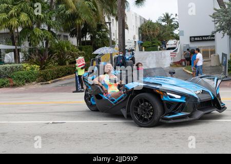 Miami Beach, Florida USA - 19. März 2021: Blaue polaris-Schleuder mit Fahrer, Eckansicht. Stockfoto