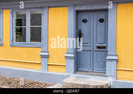 Ein altes traditionelles Haus in der mittelalterlichen Stadt Visby auf der Insel Gotland in der Ostsee vor Schweden Stockfoto
