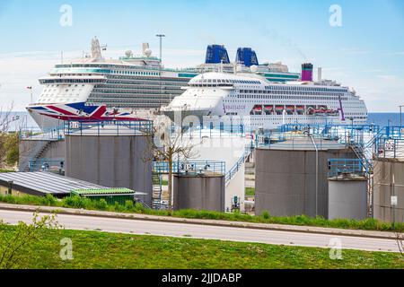 Die Kreuzschiffe dockten vor Kraftstofftanks in Visby auf der Insel Gotland in der Ostsee vor Schweden - P&O 'Britannia' und Botschafter 'am Stockfoto