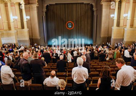 Bayreuth, Deutschland. 25.. Juli 2022. Festspielsaal zur Eröffnung der Bayreuther Richard Wagner Festspiele im Festspielhaus auf dem Grünen Hügel. Das Festival beginnt in diesem Jahr mit einer Neuproduktion von 'Tristan and Isolde' Credit: Daniel Löb/dpa/Alamy Live News Stockfoto