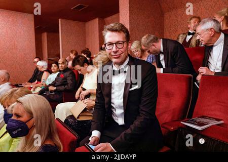 Bayreuth, Deutschland. 25.. Juli 2022. Bayerns Wissenschaftsminister Markus Blume bei der Eröffnung der Bayreuther Richard Wagner Festspiele im Festspielhaus auf dem Grünen Hügel. Das Festival beginnt in diesem Jahr mit einer Neuproduktion von 'Tristan and Isolde' Credit: Daniel Löb/dpa/Alamy Live News Stockfoto