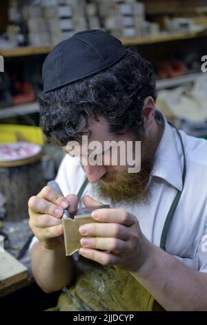 Ein Meister und Rabbiner stellt Tefillin (Mylacterien) in seiner Kellerwerkstatt in Crown Heights, Brooklyn, New York, her. Stockfoto