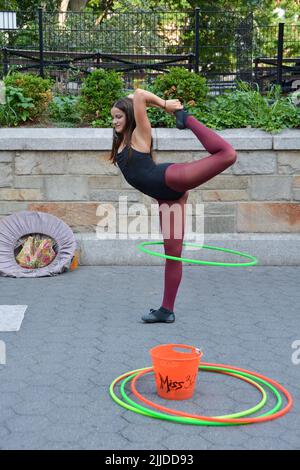 Miss 360, eine Straßenkünstlerin, die mit Hula Hoops arbeitet, tritt im Union Square Park in New York City auf Stockfoto