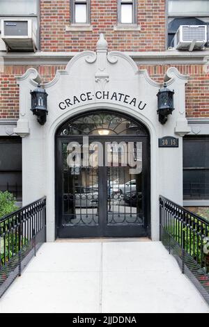 Der Eingang zum Grace Chateau Appartementhaus in der 33. Street in Astoria, Queens, New York City. Stockfoto