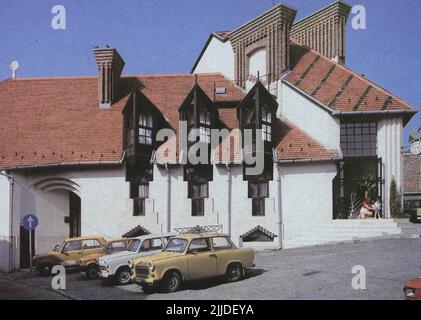 Phoenix Hotel und Pizzeria. F?nix Hotel und Pizza Bar. Seit Januar 1966 sammelt die Ortsgeschichtliche Sammlung der Bibliothek Csorba Gyz Könyvtár Fotos und Postkarten aus dem Kreis Baranya. Nach den am 1.. Februar 2016 aktualisierten Daten besteht die Sammlung aus 11.565 Exemplaren. Als Ergebnis des 2012 gestarteten Digitalisierungsprojekts umfasst die Sammlung rund 59.000 schwarz-weiß- und farbige Datensätze unterschiedlicher Größen und Typen, die über den elektronischen Katalog recherchierbar sind. Der berühmte Postkartensammler Tibor Endre Tóth hat eine Postkartensammlung beschafft Stockfoto