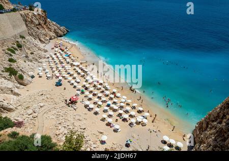 Kaş, Antalya Türkei - 07.02.2022: Tagesfoto des berühmten Strandes von Kaputaş in Kaş. Stockfoto