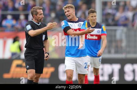 Keel, Deutschland. 23.. Juli 2022. firo : 07/23/2022, Fußball, Fußball, 2. Division, 2. Bundesdivision, Saison 2022/2023, Holstein Kiel - 1.FC Kaiserslautern, FCK ENTAUSCHT, GESTURE Jann-Fiete Arp MIT Schiedsrichter Tobias Stieler (Deutschland) Quelle: dpa/Alamy Live News Stockfoto