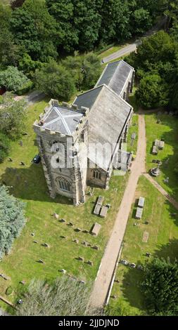 Eine Luftaufnahme der St. Andrews Church in Bainton, Yorkshire England Stockfoto