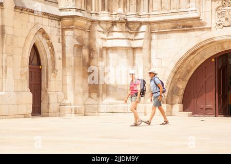 Pilger auf dem Jakobsweg der Jakobsweg Pilgerweg, durch die spanische Stadt Burgos, Spanien Stockfoto