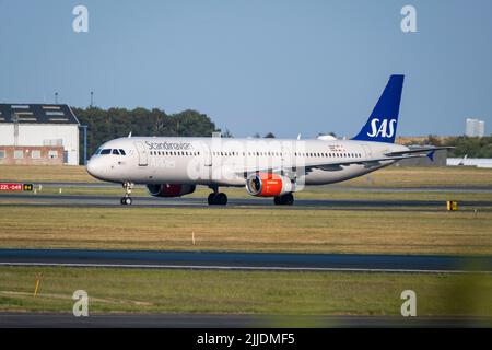 Kopenhagen / DÄNEMARK - 22. JULI 2022: Der Airbus A321, der von Scandinavian Airlines System SAS betrieben wird, fliegt vom Kopenhagener Flughafen CPH ab. Register Stockfoto