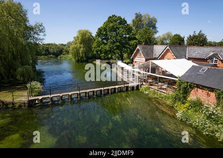 The Mayfly Pub on the River Test, Fullerton, Stockbridge, Hampshire, England, Vereinigtes Königreich, Europa Stockfoto