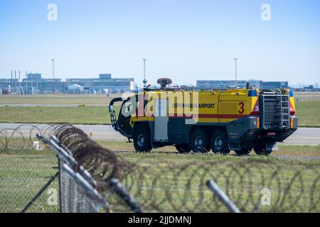 Kopenhagen / DÄNEMARK - 22. JULI 2022: Ein Flughafen-Feuerwehrfahrzeug am Kopenhagener Flughafen CPH, das auf dem Rollweg fährt. Stockfoto