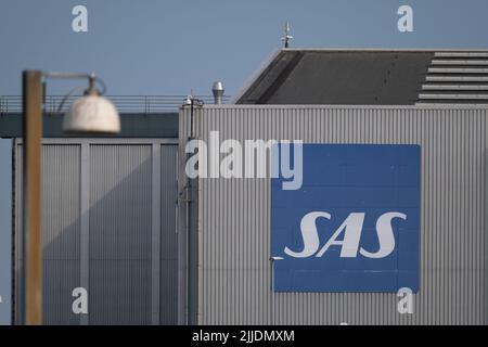 Kopenhagen / DÄNEMARK - 22. JULI 2022: SAS, Scandinavian Airlines System, Logo an der Wand eines Flughafengebäudes. Stockfoto