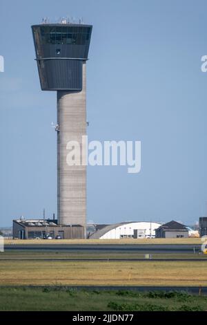 Kopenhagen / DÄNEMARK - 22. JULI 2022: Ein Flugsicherungsturm am Kopenhagener Flughafen CPH. Stockfoto