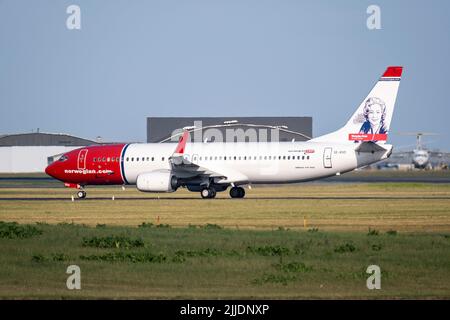 Kopenhagen / DÄNEMARK - 22. JULI 2022: Eine Boeing 737-800 , betrieben von Norwegian Air Shuttle, rollt auf dem Kopenhagener Flughafen CPH. Registrierung SE-RXO Stockfoto