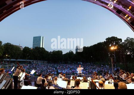 Das Boston Landmarks Orchestra spielt im Hatch Shell auf der Esplande, Boston, Massachusetts Stockfoto