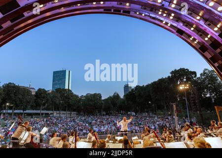 Das Boston Landmarks Orchestra spielt im Hatch Shell auf der Esplande, Boston, Massachusetts Stockfoto