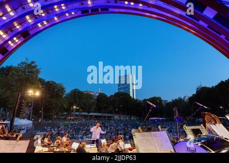 Das Boston Landmarks Orchestra spielt im Hatch Shell auf der Esplande, Boston, Massachusetts Stockfoto