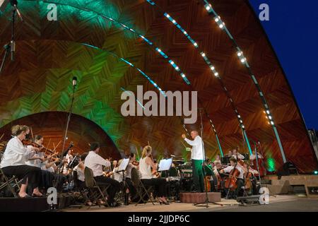 Das Boston Landmarks Orchestra spielt im Hatch Shell auf der Esplande, Boston, Massachusetts Stockfoto