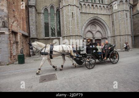 Brugges, Belgien, Touristen, die eine Kutschfahrt machen, Besichtigung der Altstadt Stockfoto