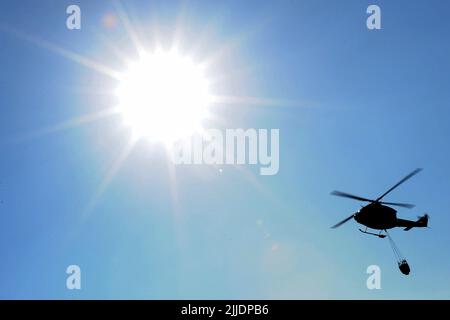 Hrensko, Tschechische Republik. 25.. Juli 2022. Hubschrauber und Feuerwehrleute kämpfen in der Nähe des Dorfes Hrensko in der Region Usti nad Labem (130 Kilometer nördlich von Prag) in der Tschechischen Republik gegen die Flammen. Feuerwehrleute kämpfen weiterhin gegen Waldbrände im Nationalpark Böhmische Schweiz. (Bild: © Slavek Ruta/ZUMA Press Wire) Stockfoto