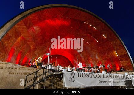 Das Boston Landmarks Orchestra spielt im Hatch Shell auf der Esplande, Boston, Massachusetts Stockfoto