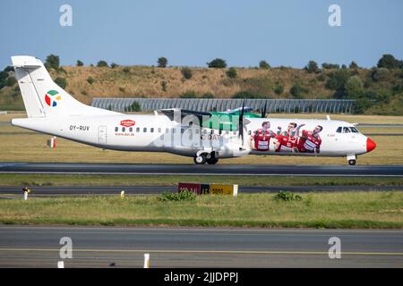 Kopenhagen / DÄNEMARK - 22. JULI 2022: Eine ATR-72, die von Danish Air Transport DAT betrieben wird, nimmt vom CPH des Kopenhagener Flughafens ab. Registrierung OY-RUV Stockfoto