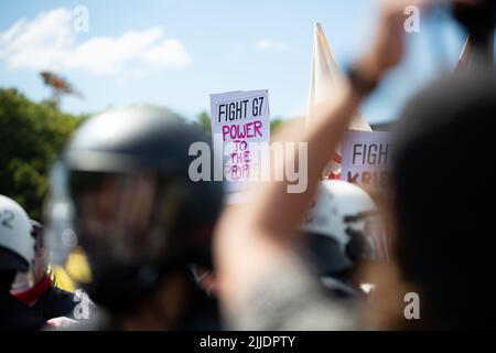 München, Deutschland. 25.. Juni 2022. Am 25. Juni nahmen 2022 6000 Menschen an der Anti-G7-Demo in München Teil, um gegen Artensterben, soziale Ungleichheit und die Klimakrise zu protestieren. (Foto: Alexander Pohl/Sipa USA) Quelle: SIPA USA/Alamy Live News Stockfoto