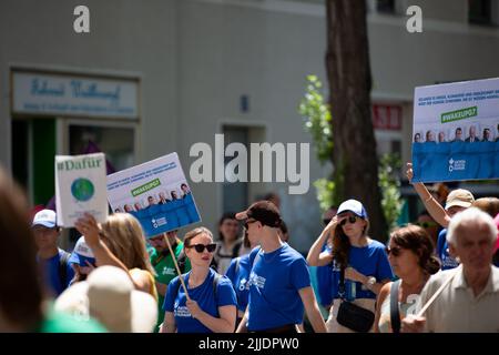 München, Deutschland. 25.. Juni 2022. Am 25. Juni nahmen 2022 6000 Menschen an der Anti-G7-Demo in München Teil, um gegen Artensterben, soziale Ungleichheit und die Klimakrise zu protestieren. (Foto: Alexander Pohl/Sipa USA) Quelle: SIPA USA/Alamy Live News Stockfoto