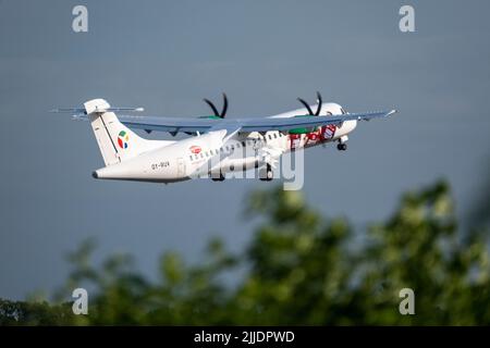 Kopenhagen / DÄNEMARK - 22. JULI 2022: Eine ATR-72, die von Danish Air Transport DAT betrieben wird, nimmt vom CPH des Kopenhagener Flughafens ab. Registrierung OY-RUV Stockfoto