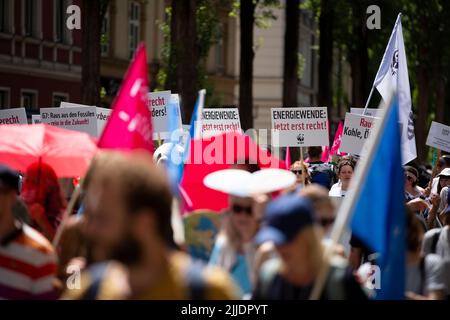 München, Deutschland. 25.. Juni 2022. Am 25. Juni nahmen 2022 6000 Menschen an der Anti-G7-Demo in München Teil, um gegen Artensterben, soziale Ungleichheit und die Klimakrise zu protestieren. (Foto: Alexander Pohl/Sipa USA) Quelle: SIPA USA/Alamy Live News Stockfoto