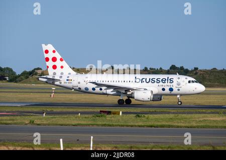 Kopenhagen / DÄNEMARK - 22. JULI 2022: Der Airbus A319, der von Brussels Airlines betrieben wird, fliegt vom CPH des Kopenhagener Flughafens ab. Registrierung OO-SSO Stockfoto