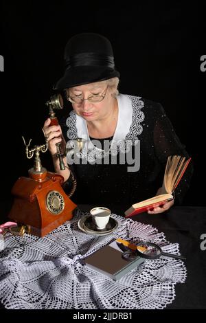 Die alte Frau ist wie ein Miss Marple, Frau Miss Marpul, Englischer Detektiv Charakter, Frau Detektiv, aus dem Buch von Agatha Christie Stockfoto