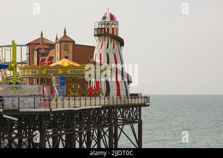 Fahrgeschäfte auf dem Palace Pier am Brighton Beach in East Sussex, England Stockfoto