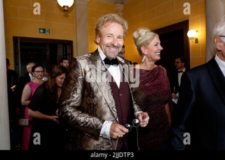 Bayreuth, Deutschland. 25.. Juli 2022. Thomas Gottschalk und Karina Mroß bei der Eröffnung der Bayreuther Richard Wagner Festspiele im Festspielhaus auf dem Grünen Hügel. Das Festival beginnt in diesem Jahr mit einer Neuproduktion von 'Tristan and Isolde' Credit: Daniel Löb/dpa/Alamy Live News Stockfoto