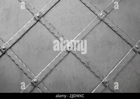 Oberfläche der alten geschmiedeten schwarzen Metalltür. Dekorationstüren mit schmiedeeisernen Elementen, quadratische Muster, Nahaufnahme. Stockfoto