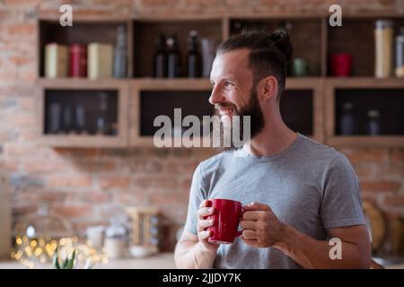 Heiße Getränke Gewohnheit lächelnd Mann Küche Tasse Tee Kaffee Stockfoto