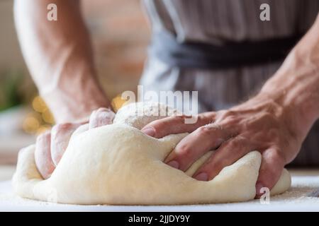 Brotbackrezept Lebensmittel Hände zubereiten Teig kneten Stockfoto